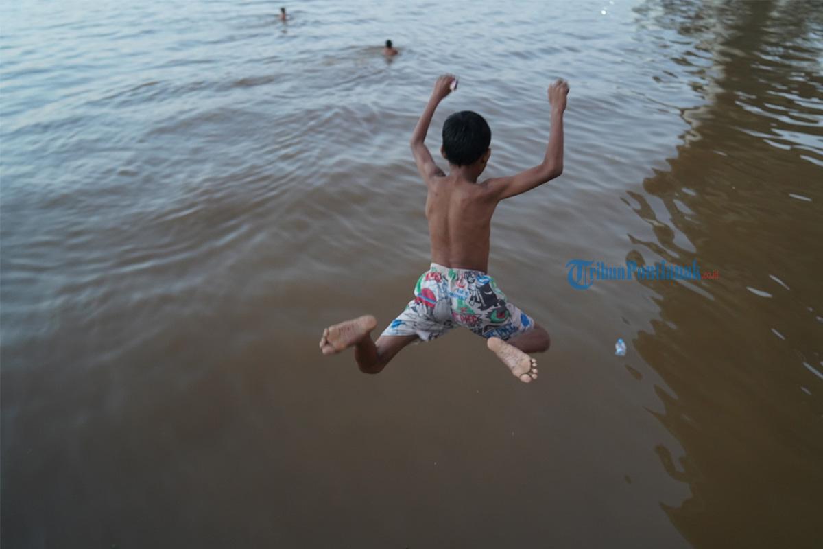 Detik-detik Anak-anak Pontianak Hadapi Risiko Tergilas Lalu Lintas Kapal Demi Koin - Tribunpontianak.co.id