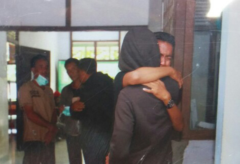 Korban Tewas Bertambah Jadi 11 Orang, Tiga Masih Hilang - nangis-di-puskesmas_20151215_094034.jpg