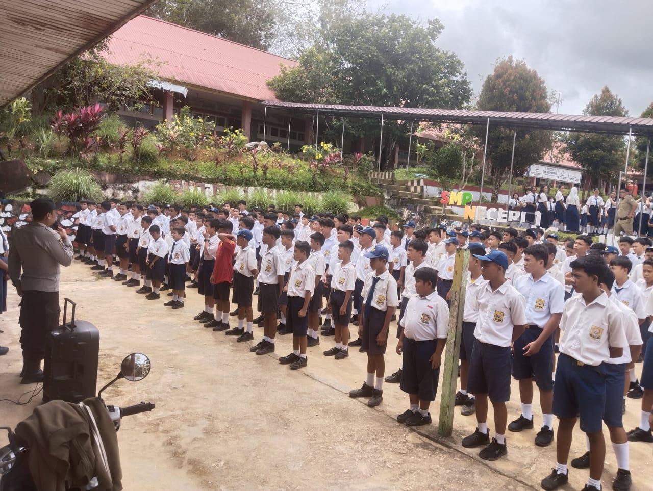 Personel Polsek Menyuke Sosialisasi Bahaya Narkoba kepada Pelajar di SMPN 1 Menyuke