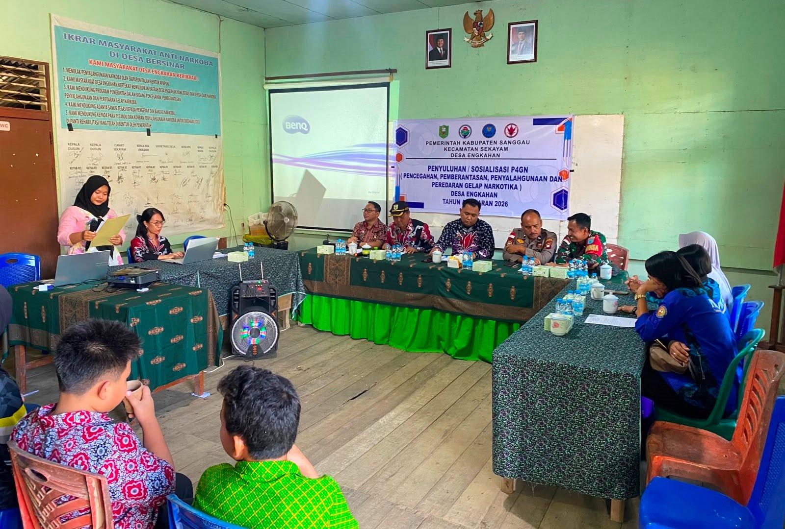 Polsek Sekayam Edukasi Pelajar dan Warga Desa Engkahan tentang Bahaya Narkoba di Wilayah Perbatasan