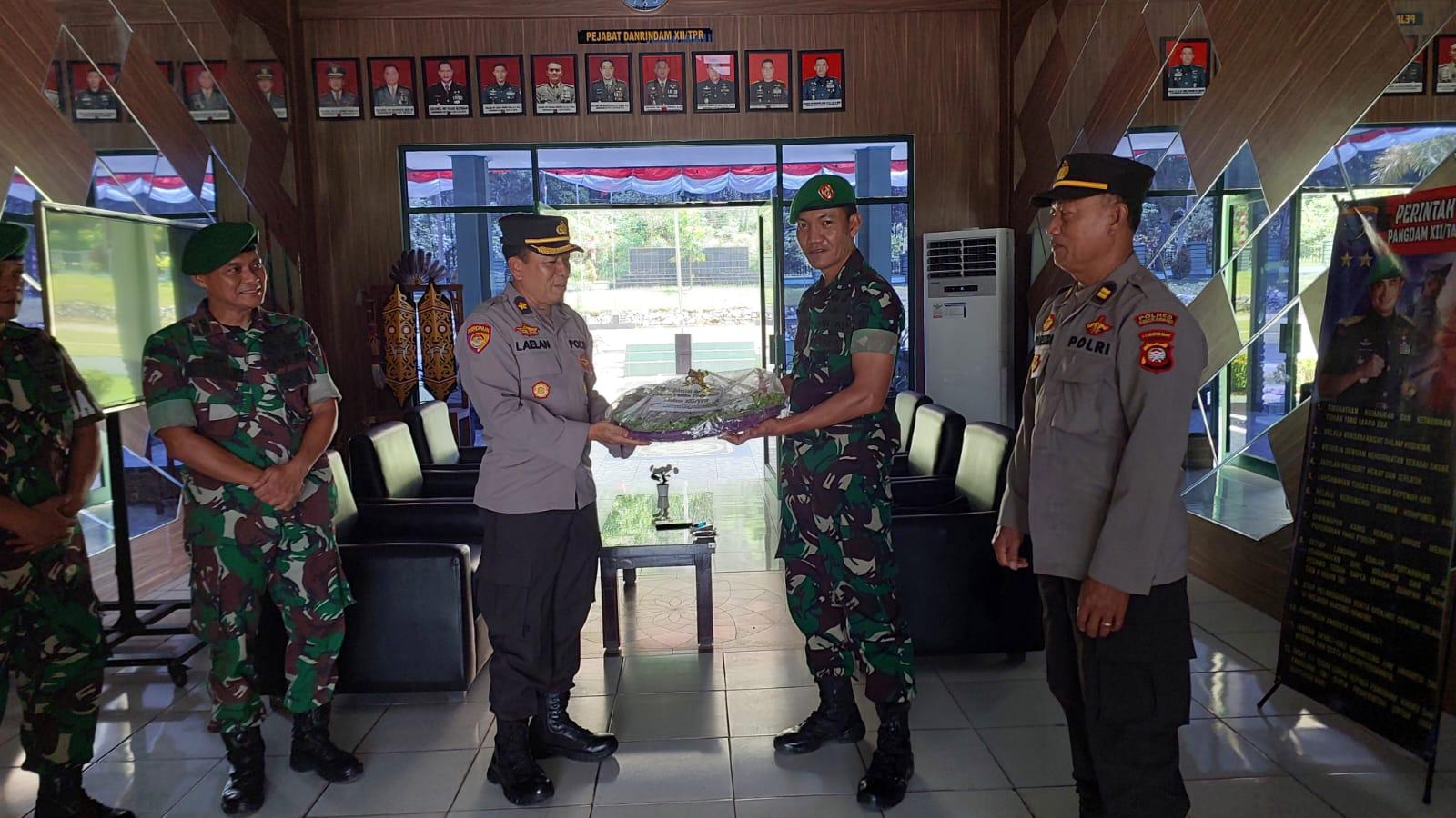 Kirim Nasi Tumpeng, Kapolres Singkawang Ucap Selamat Hari Casana Pinaka Praja Cakti Rindam XII TPR
