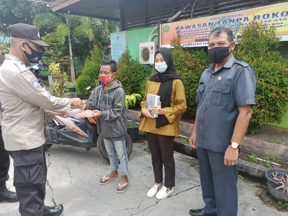 Melalui Pembagian Buku “Polisi Sahabat Kita”, Polres Ketapang Kenalkan Polisi Pada Pelajar SD