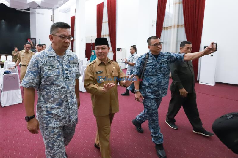 norsan-dan-tni-malaysia.jpg<pf>norsan-salam-komanado-tni.jpg<pf>maktab-rombongan.jpg<pf>malayasia-tni-ke-kalbar.jpg<pf>norsan-dan-komandan-tni.jpg<pf>norsan-lagi-tni.jpg