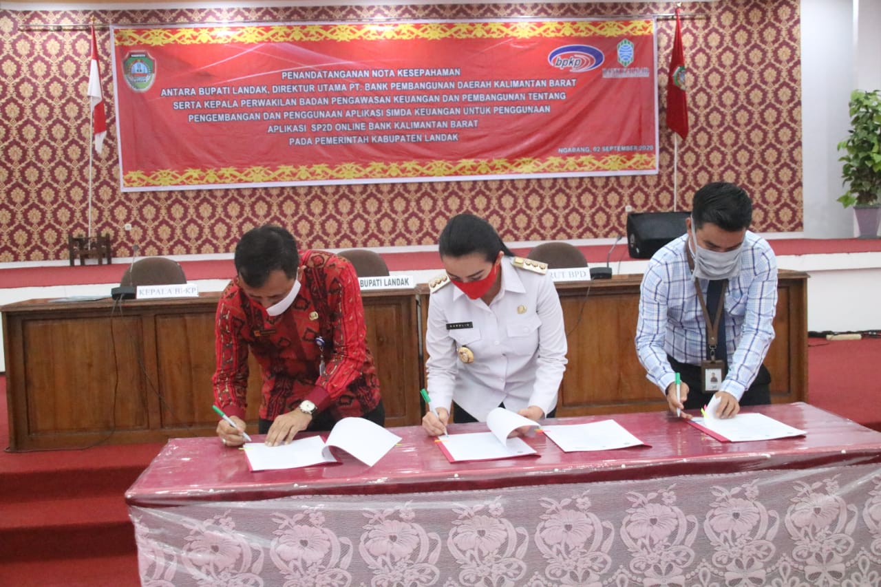Bupati Landak Karolin Margret Natasa Tandatangani MoU Penggunaan Aplikasi SP2D Online