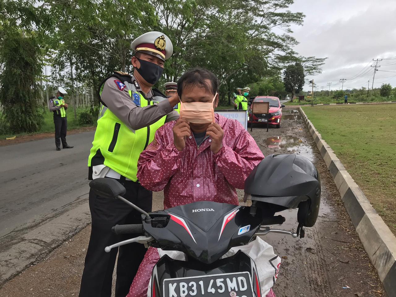 operasi-penertiban-pemakaian-masker-bagi-para-pengendara.jpg