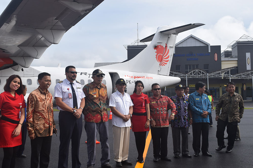 operasional-perdana-bandara-tebelian-sintang_20180426_204002.jpg