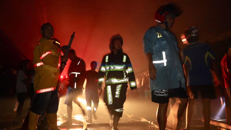 Petugas Padamkan Api Yang Hanguskan Rumah Warga di Jalan Siaga - padamkan-api-jalan-siaga-1.jpg