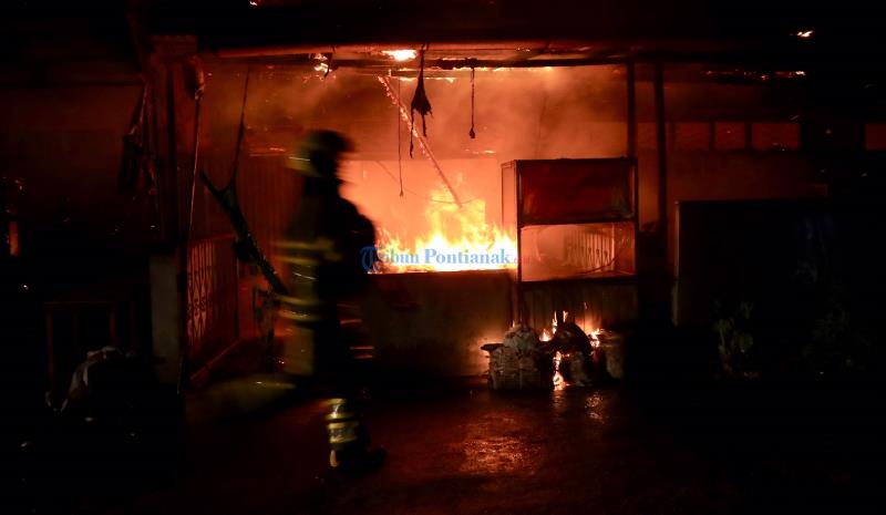 Petugas Padamkan Api Yang Hanguskan Rumah Warga di Jalan Siaga - padamkan-api-jalan-siaga.jpg