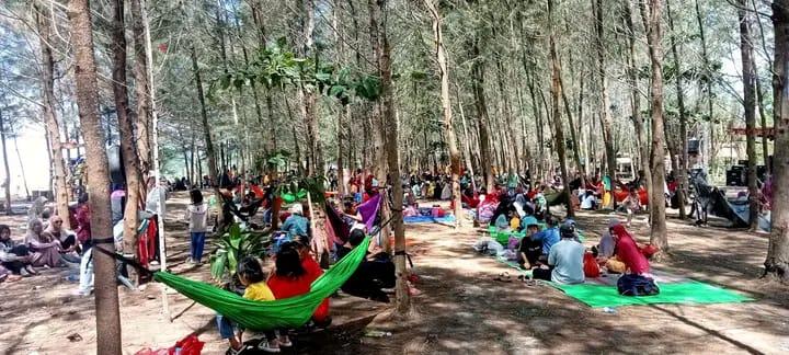 padati-objek-wisata-Pantai-Kasturi-Indah-Desa-Sarang-Burung-Danau-Kecamatan.jpg