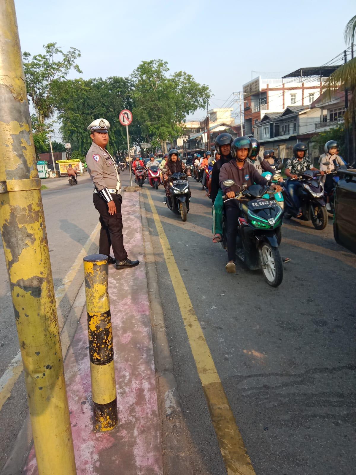 Lakukan Ploting Point Pagi, Unit Lantas Polsek Pontianak Utara Imbau Pengendara Tertib Lalu Lintas