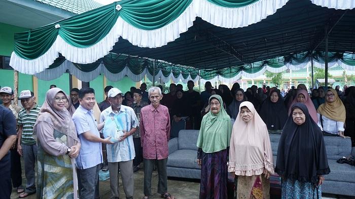 Bupati Sambas Salurkan 500 Paket Sembako untuk Warga Tanjung Mekar
