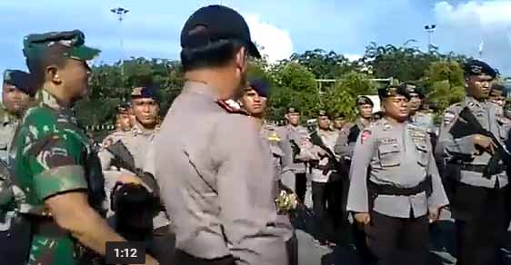 pangdam-dan-kapolda-tinjau-pasukan_20161231_163200.jpg