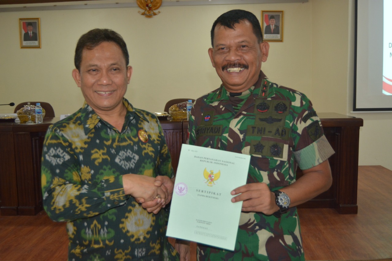 Terima Sertifikat dari BPN Kalbar, Pangdam: Terimakasih atas Bantuan Yang Diberikan