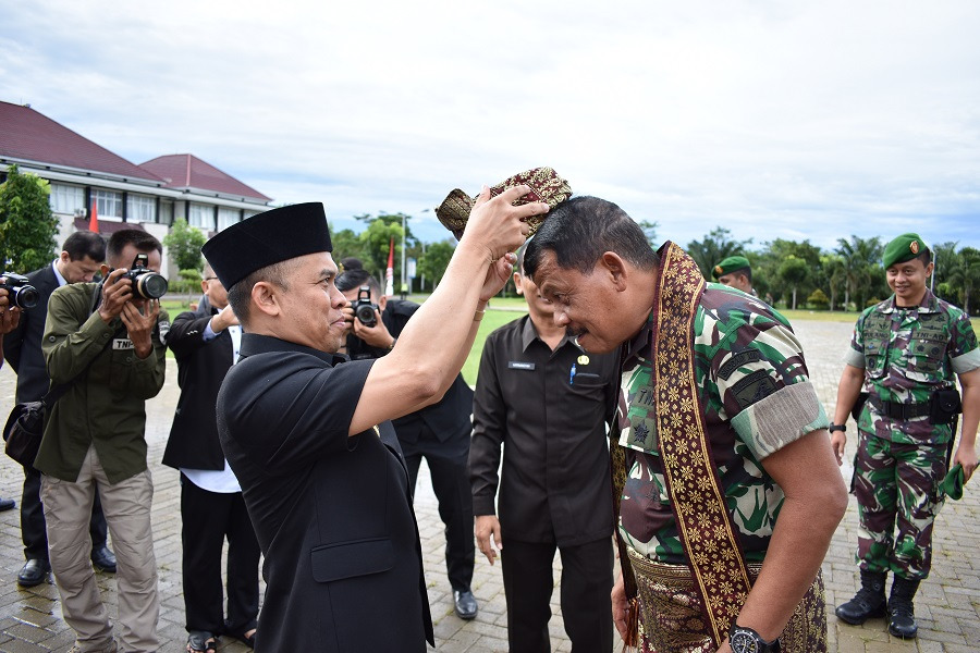 pangdam-xii-tanjungpura-mayjend-tni-achmad-supriyadi-kunjungan-ke-sambas.jpg