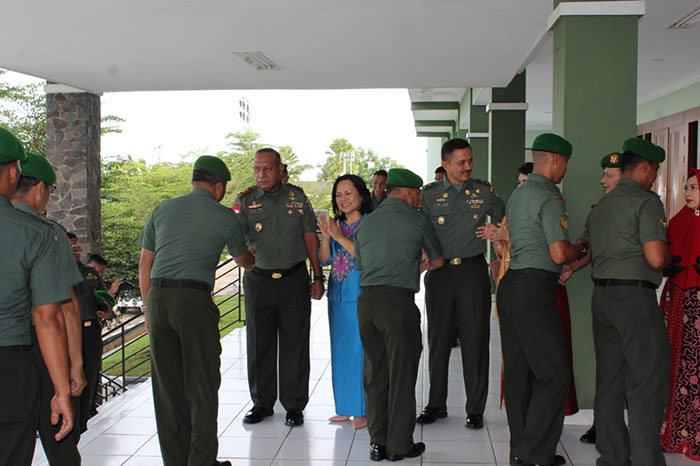 pangdam-xiitanjungpura-gelar-halal-bihalal-dengan-prajurit-pns-dan-persit-2.jpg