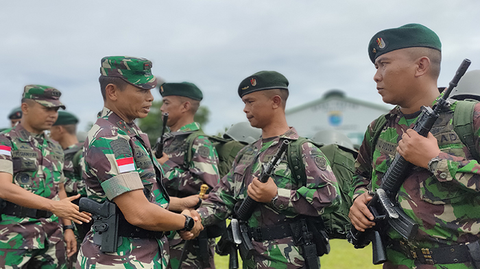 pangdam-xiitpr-bersama-prajurit-satgas-pamtas-yonif-r-301pks.jpg