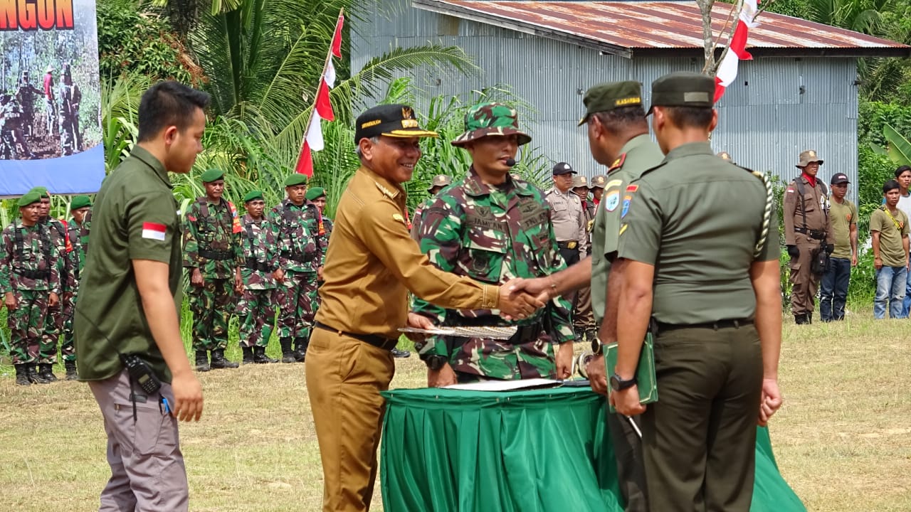 pangdam-xiitpr-mayor-jenderal-tni-herman-asaribab-bersalaman-bupati-ketapang.jpg