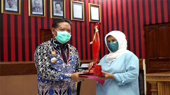 paolus-hadi-saat-menyerahkan-hadiah-kepada-pemenang-lomba-souvenir-sabang-merah.jpg