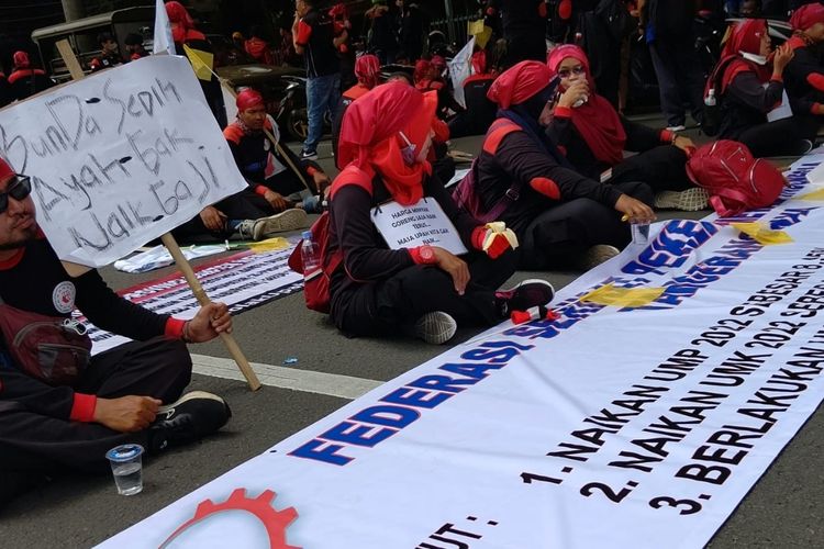 para-buruh-yang-mengikuti-demo-di-kantor-disnaker-kota-tangerang.jpg
