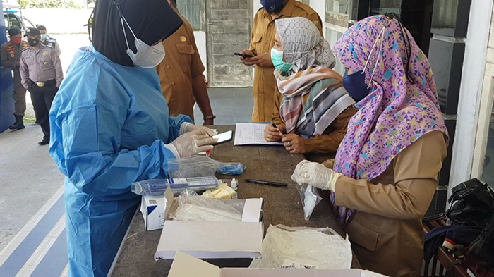 para-petugas-melakukan-test-swab-kepada-para-pelayanan-publik.jpg