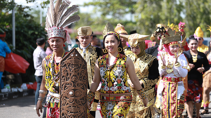 parade-pakaian-adat-hut-ke-63-pemerintah-provinsi-kalimantan-barat-2.jpg