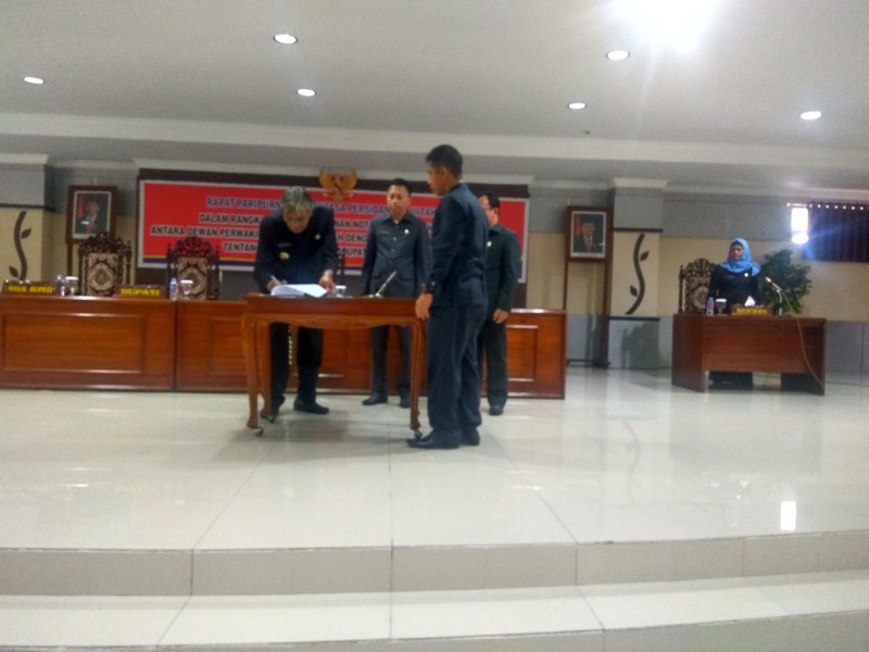 Tandatangani KUA-PPAS, Jarot Harap Pemudah Pembahasan APBD 2018