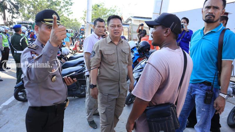 parkir-liar-transmart_20180605_203955.jpg<pf>razia-parkir-liar-transmart_20180605_203911.jpg<pf>razia-parkir-liar-transmart_20180605_204036.jpg<pf>razia-parkir-liar-transmart_20180605_204100.jpg<pf>razia-parkir-liar-transmart_20180605_204034.jpg