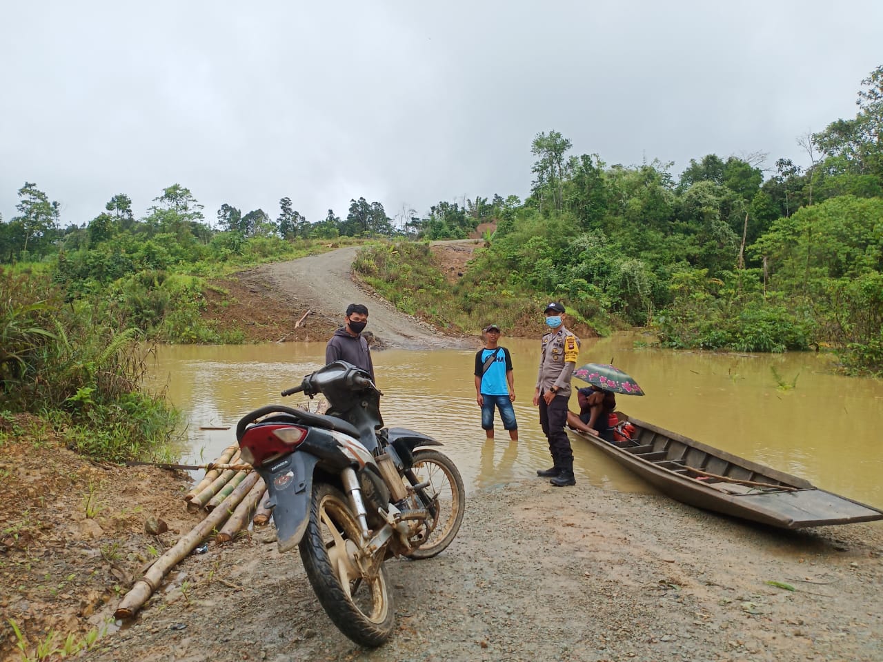 Personel Polsek Siding Pantau Lokasi Banjir yang Genangi Jalan Raya di Dusun Lundung