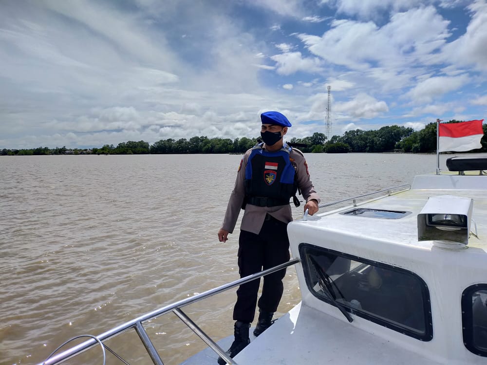 Berikut Yang Dilakukan Personel Satpolairud Polres Sambas saat Ada Kapal Masuk ke Perairan Sambas