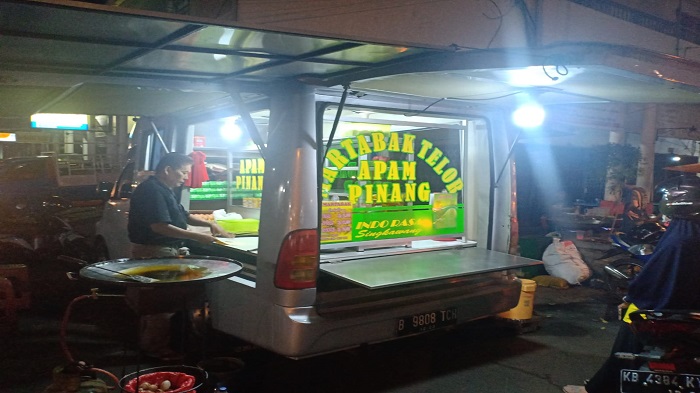 Pedagang Pasar Hongkong Singkawang Terbantu dengan Listrik Andal PLN