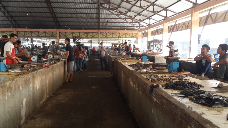 pedagang-ikan-sepi-pembeli_20151007_152307.jpg