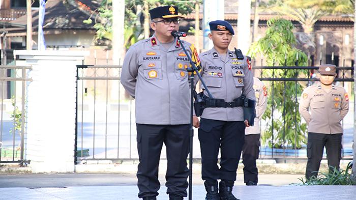 Bersihkan Sampah Serentak Bersama Polri, Polda Kalbar Bersihkan Wilayah Taman Alun Kapuas Pontianak