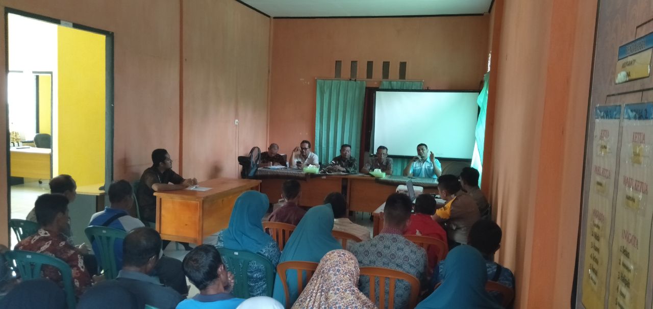 Pejabat Danramil 1202-06/ Sungai Raya Beri Semangat Warga Bantu TMMD