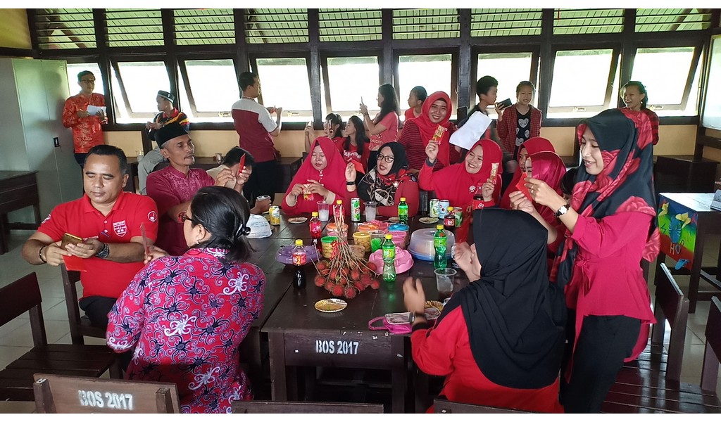 pelajar-menjamu-guru-dan-staf-di-kelas-dalam-perayaan-tahun-baru-imlek-2570.jpg