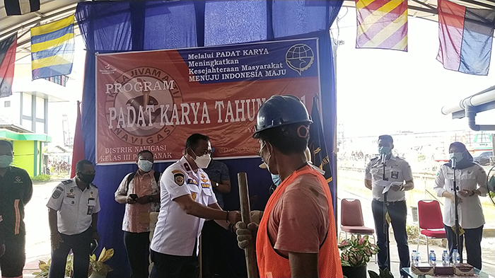 Sasar Masyarakat Terdampak Pandemi, Distrik Navigasi Kelas III Pontianak Laksanakan Padat Karya