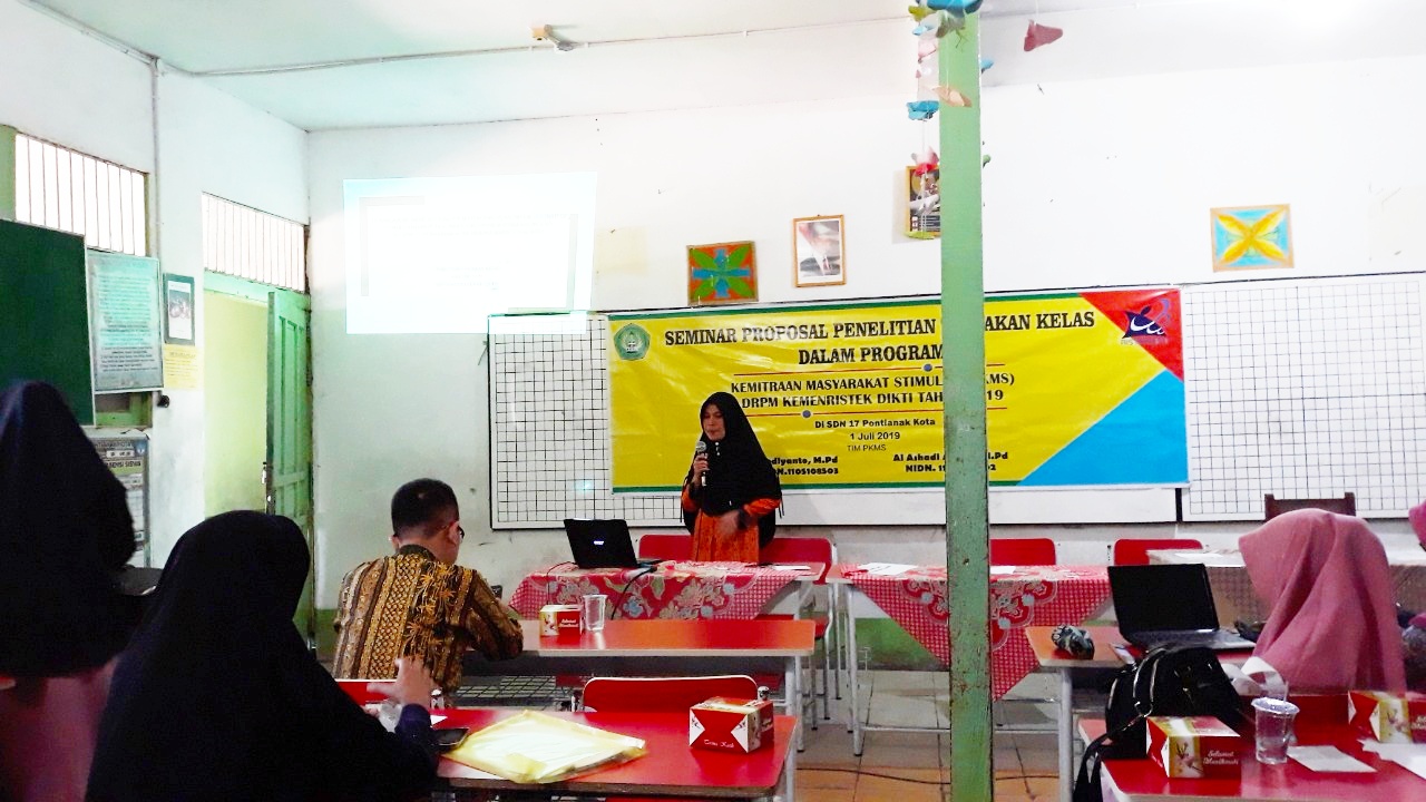 Dosen IKIP PGRI Gelar PKMS 'In House Training Dalam Penyusunan Karya Ilmiah di SDN 17 Pontianak' - pelaksanaan-seminar-proposal-penelitian-tindakan-kelas.jpg