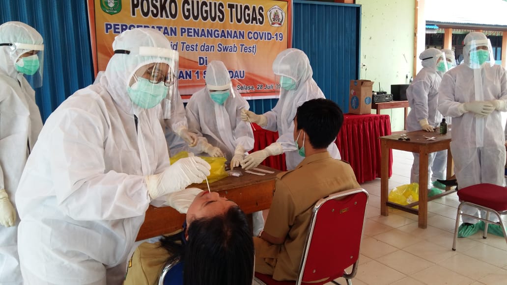 pelaksanaan-swab-test-di-sma-negeri-1-sekadau-hilir.jpg