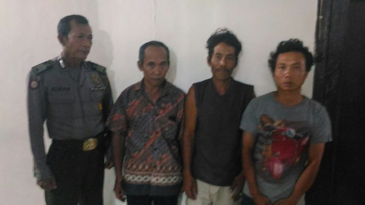 pelaku-curat-semen-di-sdn-16-sungai-kunyit-saat-diamankan-di-polsek-sungai-kunyit_20170208_110110.jpg