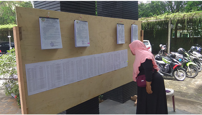pelamar-cpns-2019-melihat-papan-pengumuman-kelulusan-seleksi-administrasi.jpg