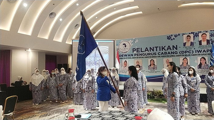 Target Tingkatkan Usaha Wanita Kalbar, DPD IWAPI Kalbar Lantik 6 DPC