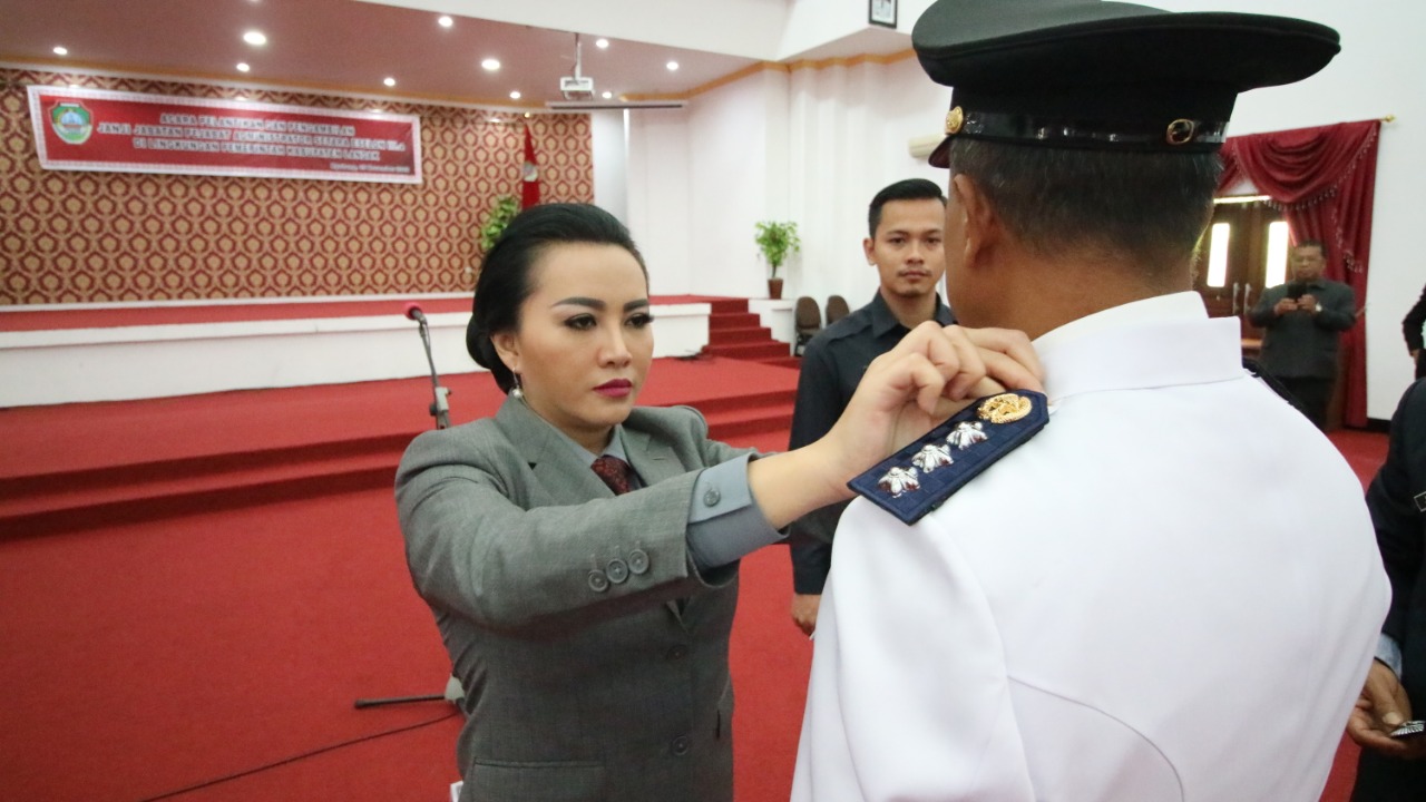 pelantikan-camat-sompak-oleh-bupati-landak-karolin-margret.jpg