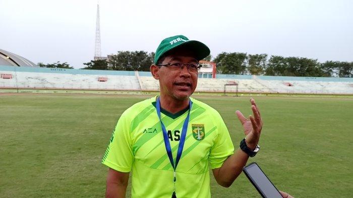 pelatih-persebaya-surabaya-aji-santoso-saat-menyampaikan-keterangan.jpg