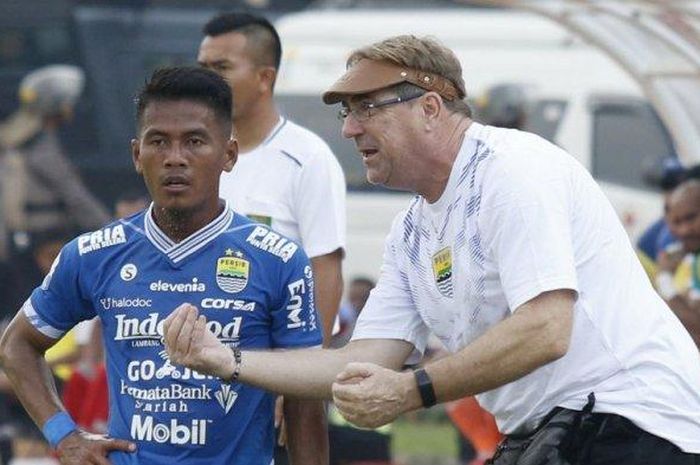 pelatih-persib-bandung-robert-rene-alberts-kanan.jpg