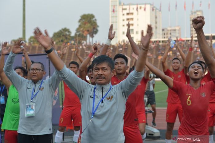 pelatih-timnas-u-22-indonesia-indra-sjafri-merayakan-kemenangan-tim-di-piala-aff-u-22-2019.jpg