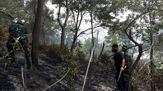 TNI-Polri Bahu-membahu Padamkan Api di Pemakaman Tionghoa Pemangkat