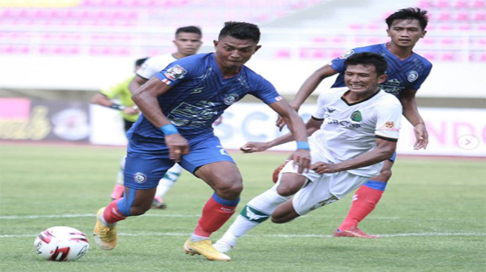 pemain-arema-menggiring-bola-dibayangi-pemain-tira-persikabo.jpg