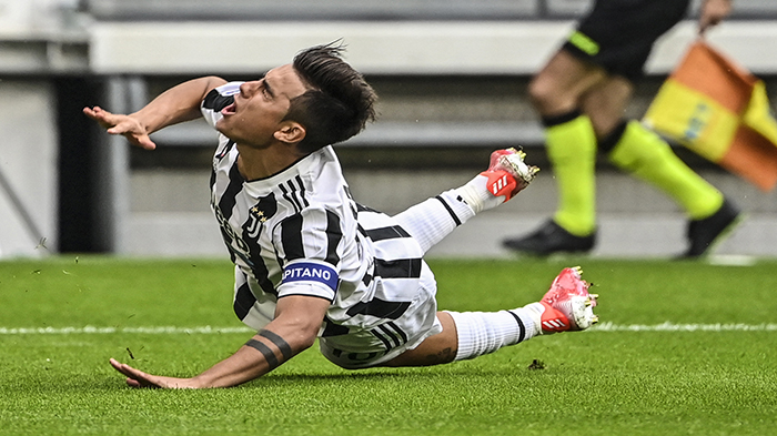 pemain-depan-juventus-paulo-dybala-jatuh.jpg