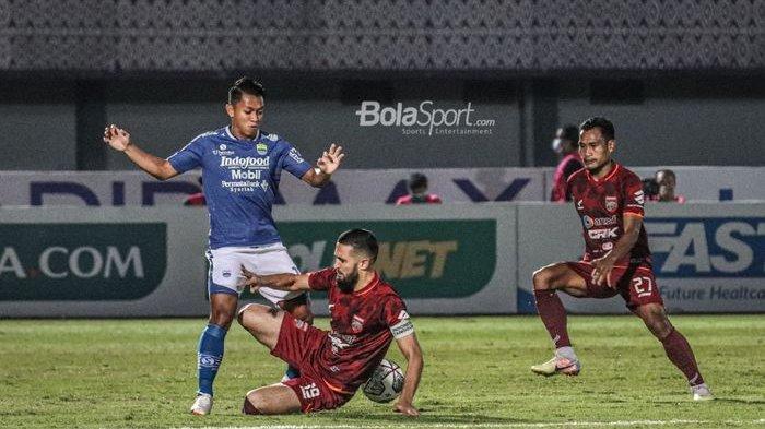 pemain-persib-bandung-febri-hariyadi-borneo-fc-javlon-guseynov.jpg