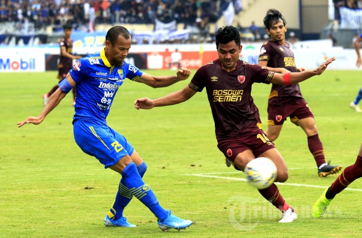 pemain-persib-bandung-supardi-nasir-psm-makassar-asnawi-mangkualam.jpg