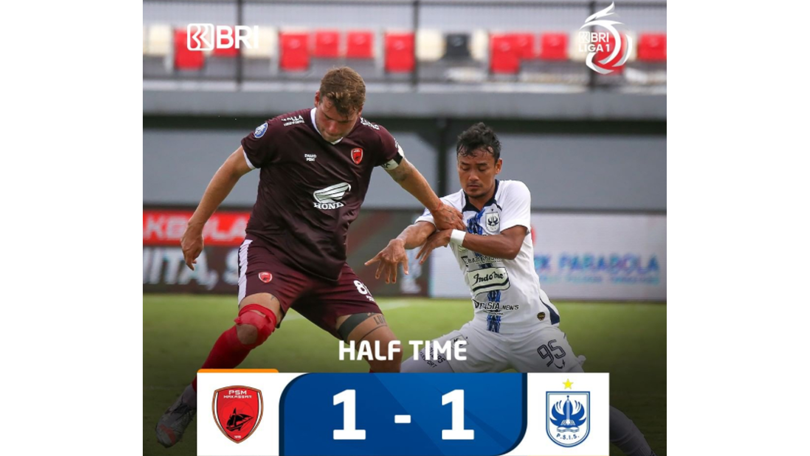 pemain-psm-dan-psis-semarang-berebut-bola-dalam-pertandingan-bri-liga-1.jpg